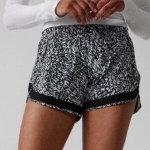 Athleta Mesh Racer Run Mid Rise Run Short 4.5" Size XS color: Black & White